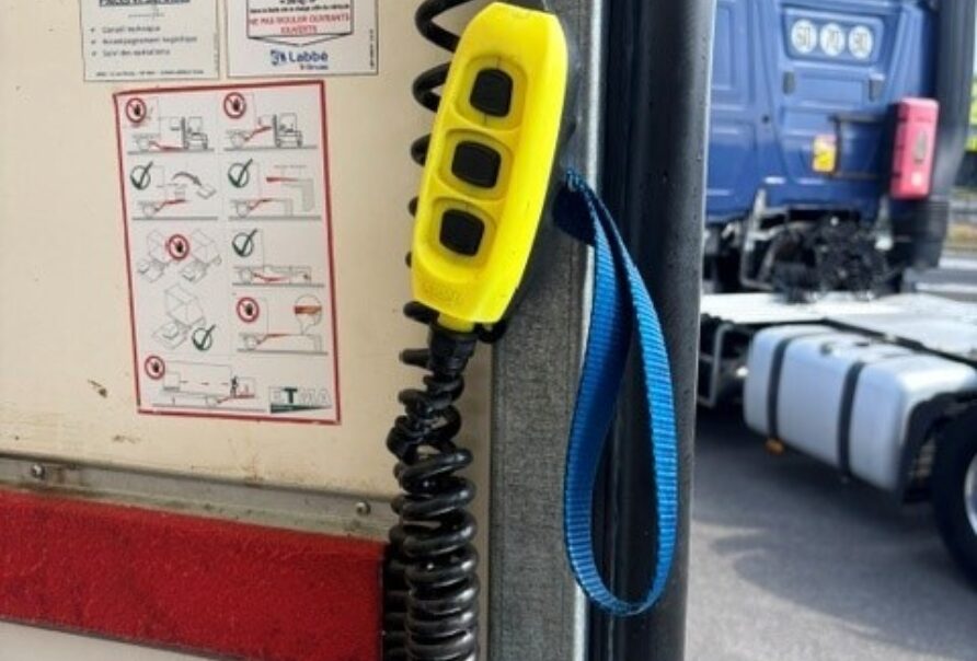 Ford Transit   Meubelbak   Laadbrug